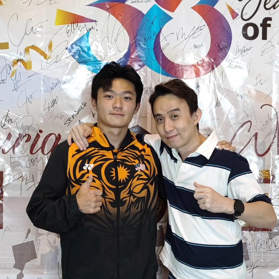 Mr Soon with a former student at an alumni event